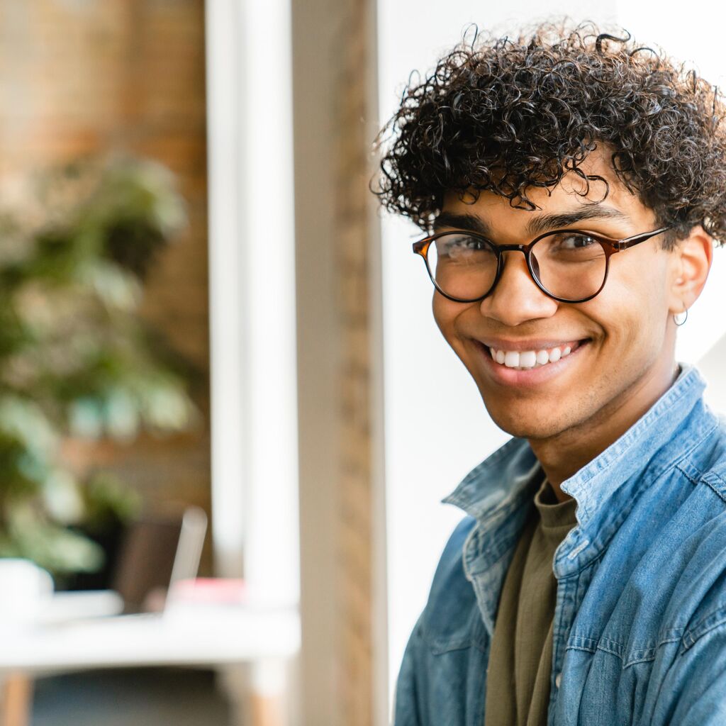 Visagisme spécial cache-cernes : comment faire le bon choix de lunettes ?