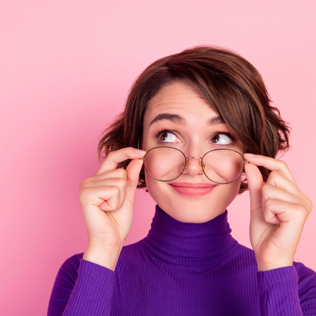 Lunettes et bijoux : éviter le fashion faux-pas