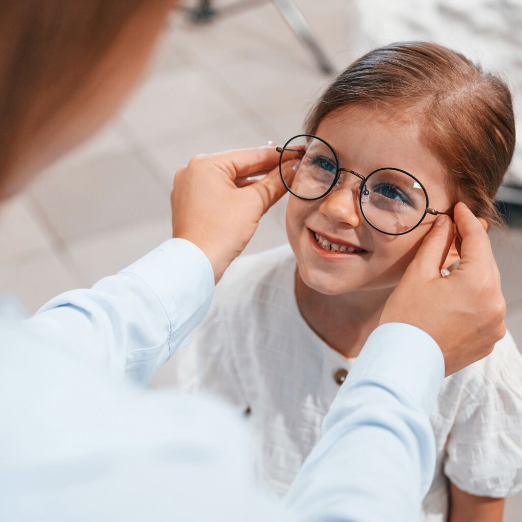 Accessoires pour enfants : comment sécuriser et styliser les lunettes ?
