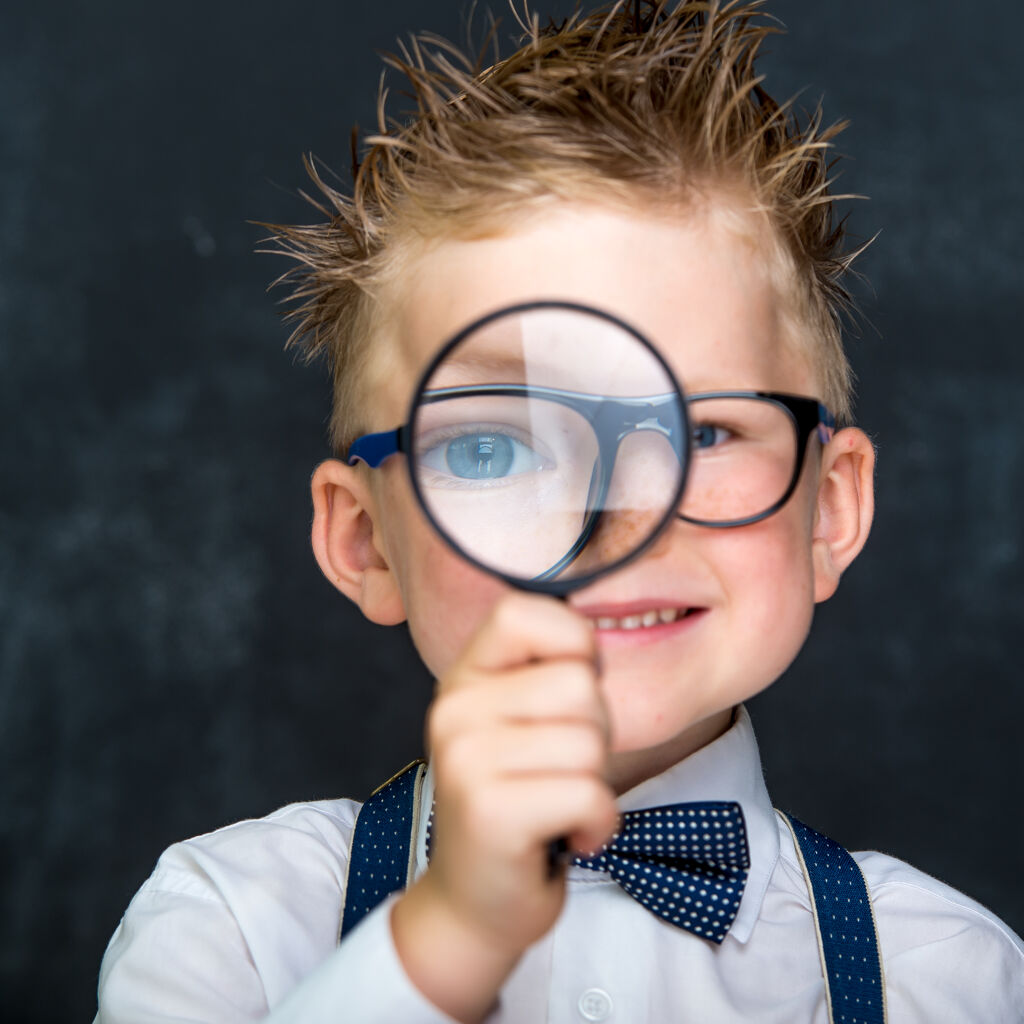 Mon enfant voit flou : signes, troubles oculaires et solutions