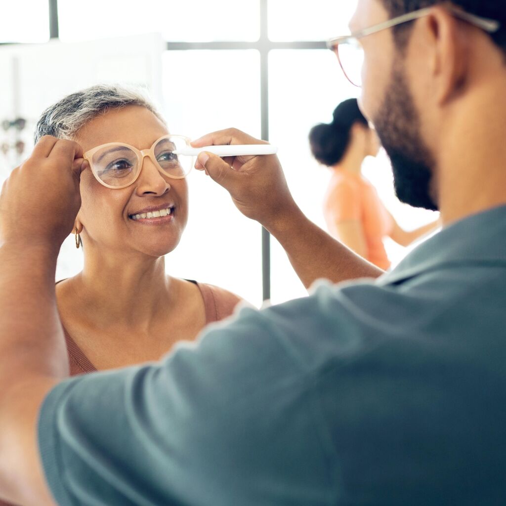 Quelle différence entre examen de vue et contrôle visuel ?