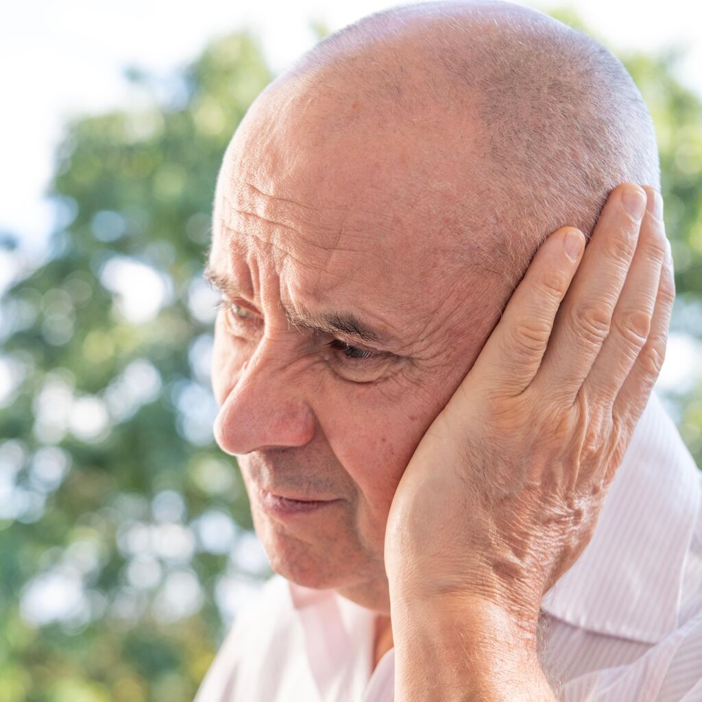 Hypoacousie : définition, symptômes et traitements