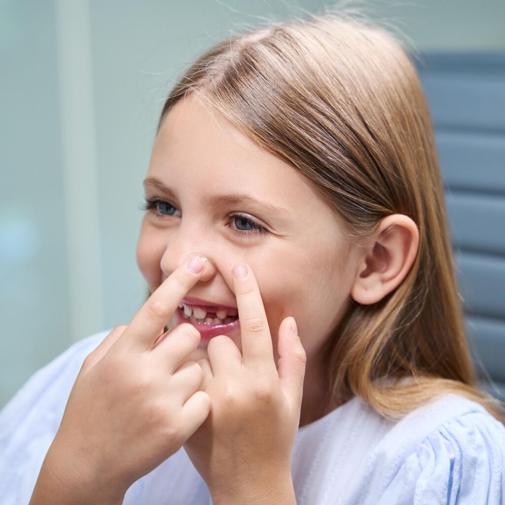 Découvrez l’âge à partir duquel votre enfant peut porter des lentilles sans danger