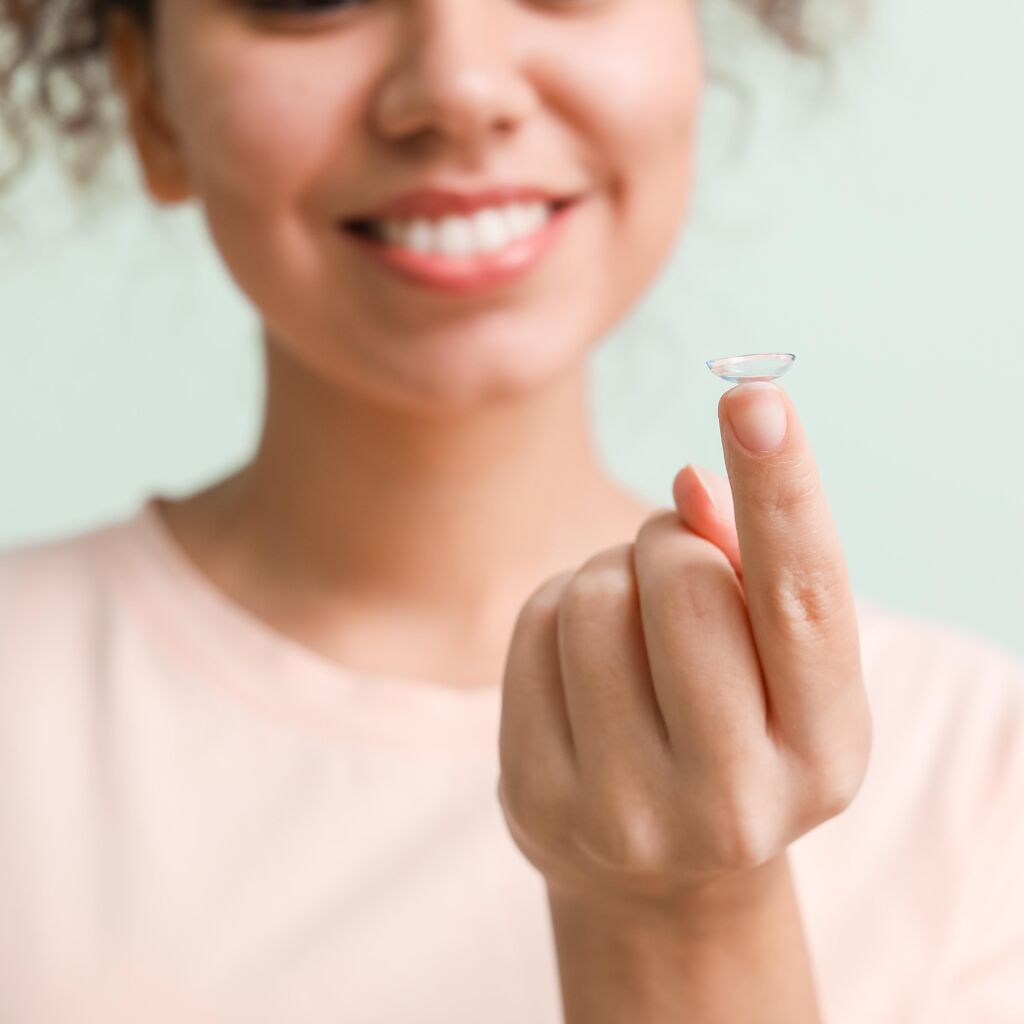 Retirer ses lentilles de contact avec des ongles longs