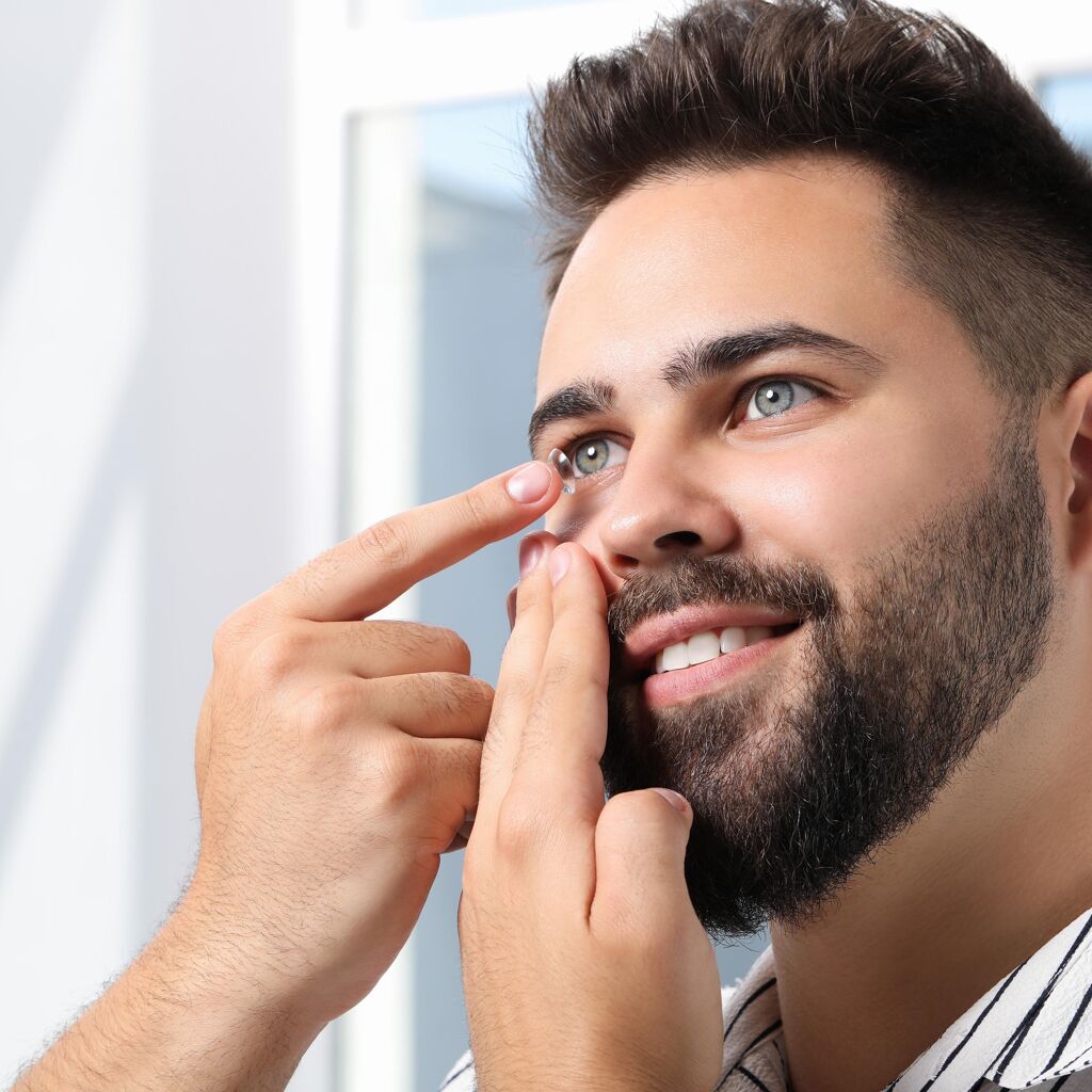 Lentilles et gouttes ophtalmiques : peut-on les utiliser ensemble ?