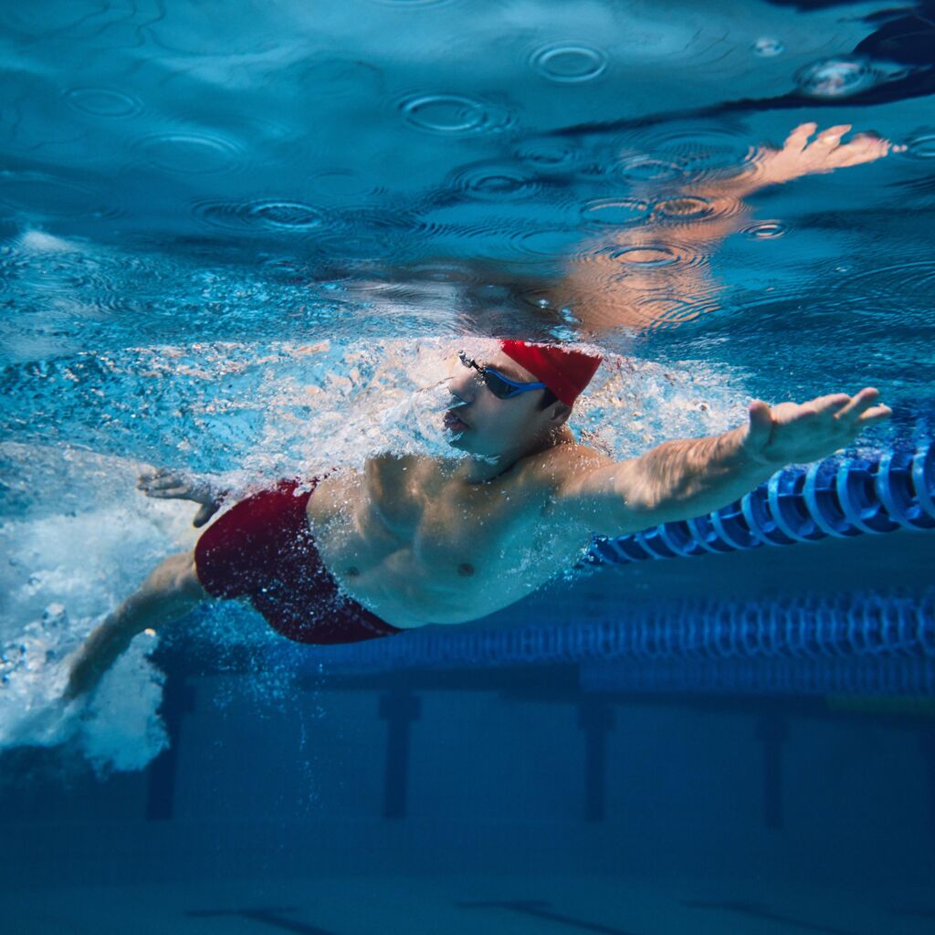 Peut-on nager avec des lentilles de contact ? Les risques expliqués