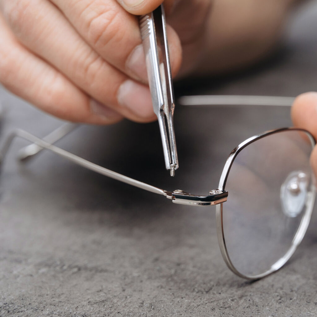 Ajuster ses lunettes soi-même : pourquoi vaut-il mieux confier cette tâche à un professionnel ?