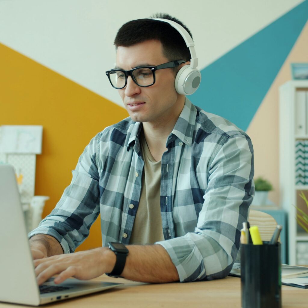 Lunettes et casque audio : le confort est-il possible ?