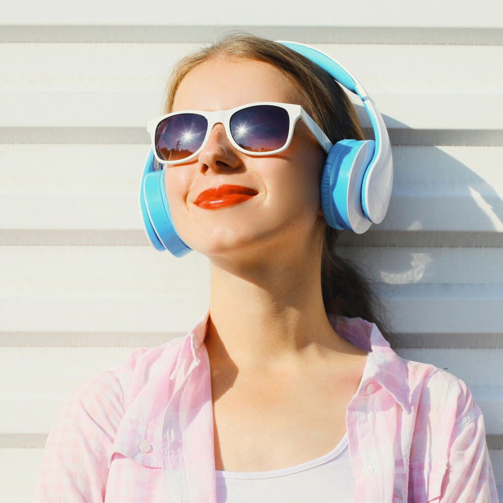 Peut-on porter ses lunettes avec des écouteurs sans inconfort ?