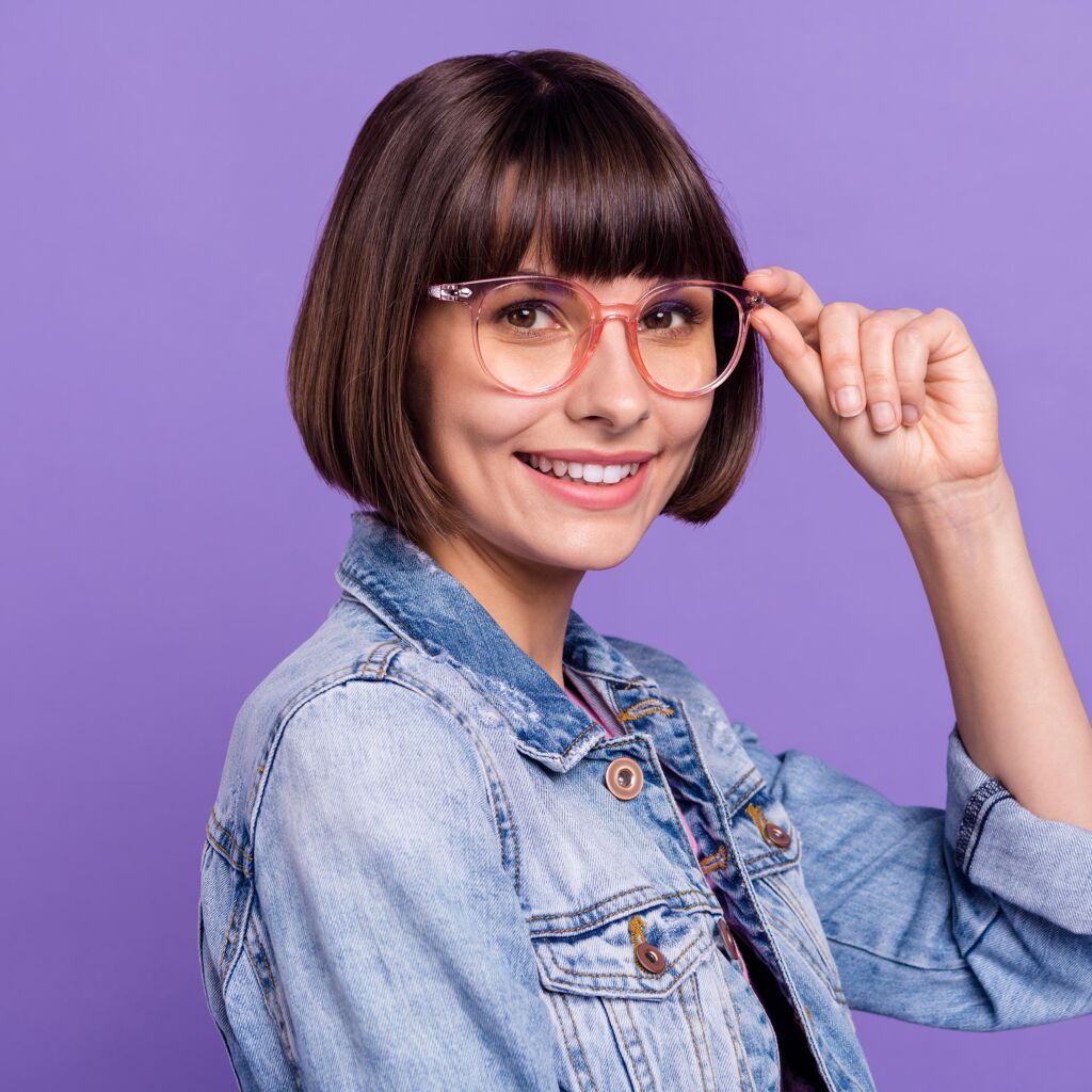 Porter des lunettes avec une frange : mode d’emploi