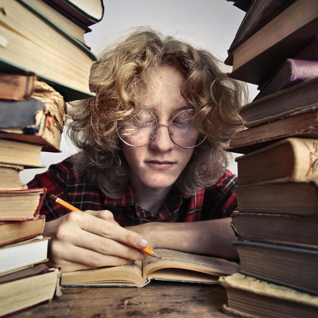 Les lunettes dans la littérature : symboles et personnages célèbres