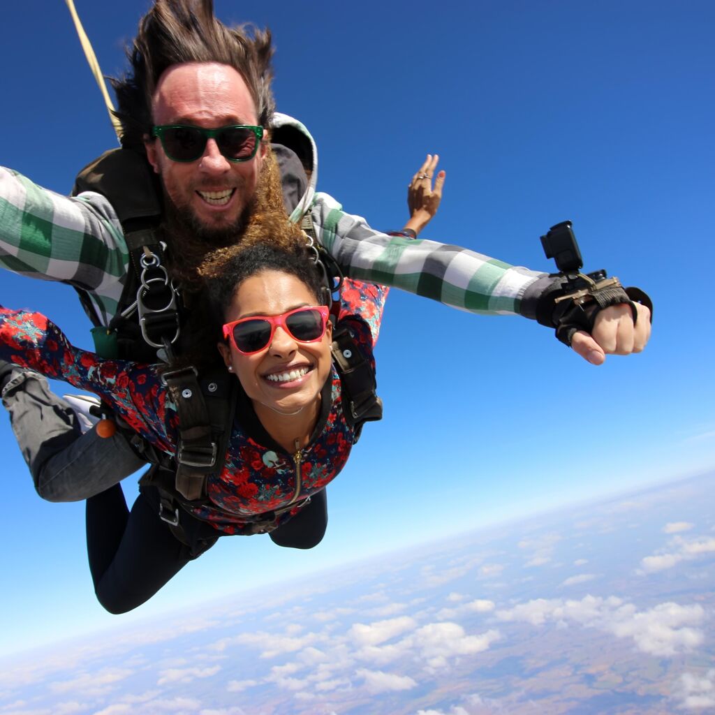 Saut en parachute avec lunettes ou lentilles : est-ce possible ?