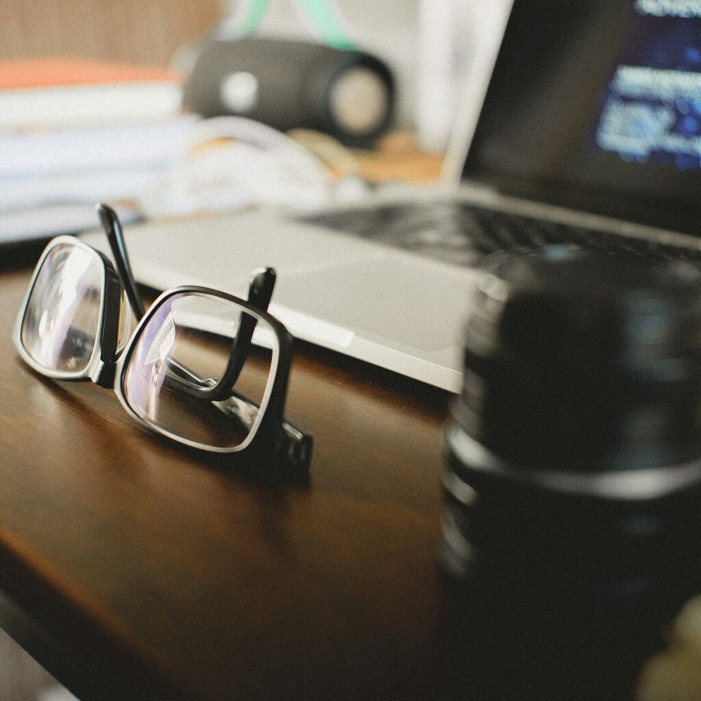 Lunettes perdues : 5 endroits improbables où elles se cachent toujours