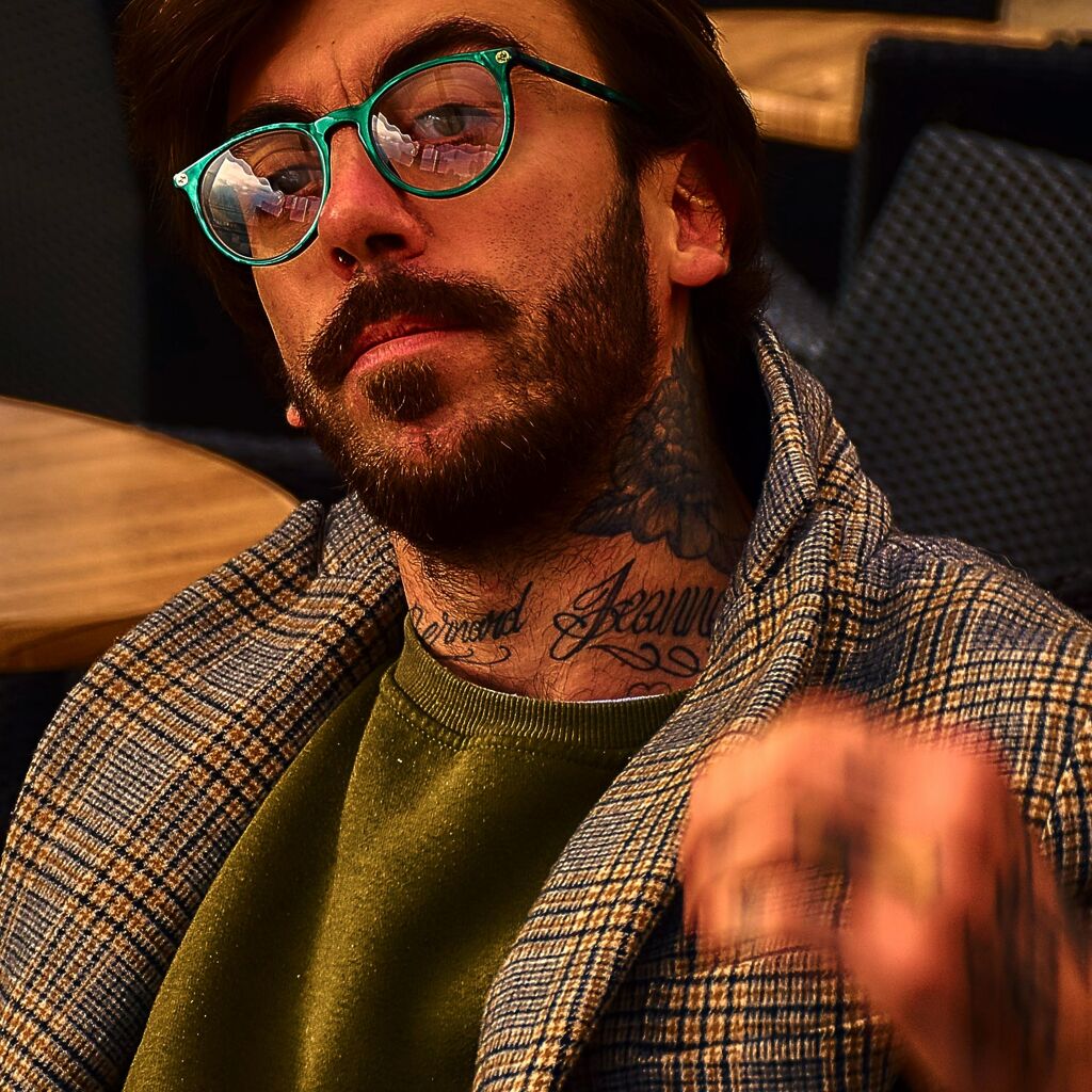 Lunettes et tatouages : l’art de créer un look cohérent