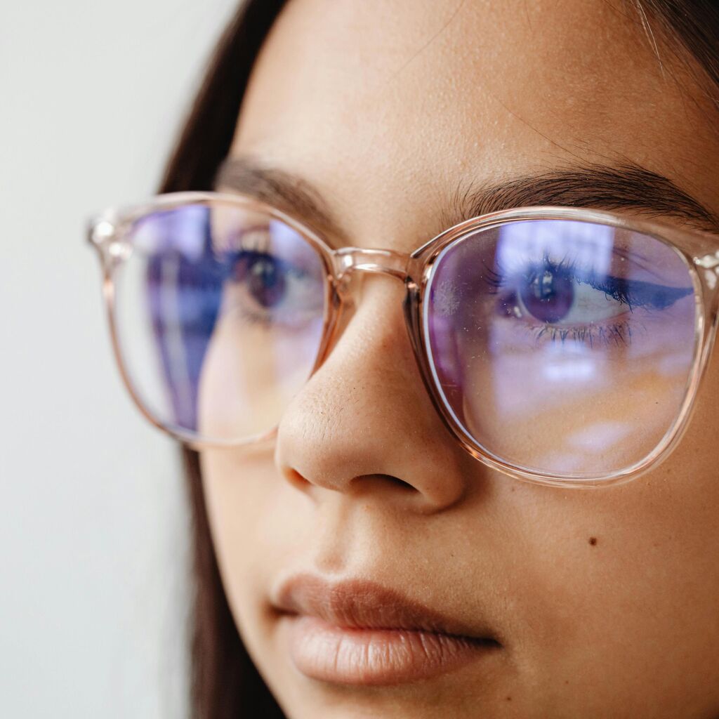 Montures transparentes : pourquoi elles séduisent autant en 2025 ?