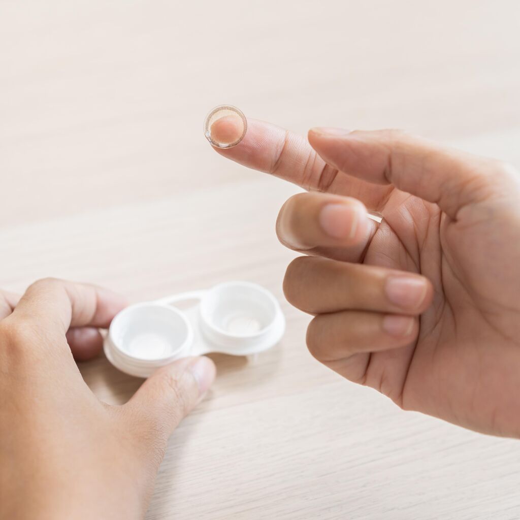 Quels produits d’entretien utiliser pour nettoyer vos lentilles de contact ?