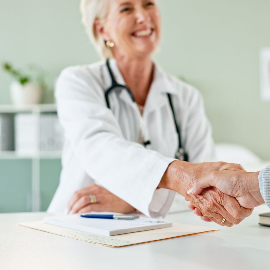 Opération laser ou implant : quelle solution choisir ?