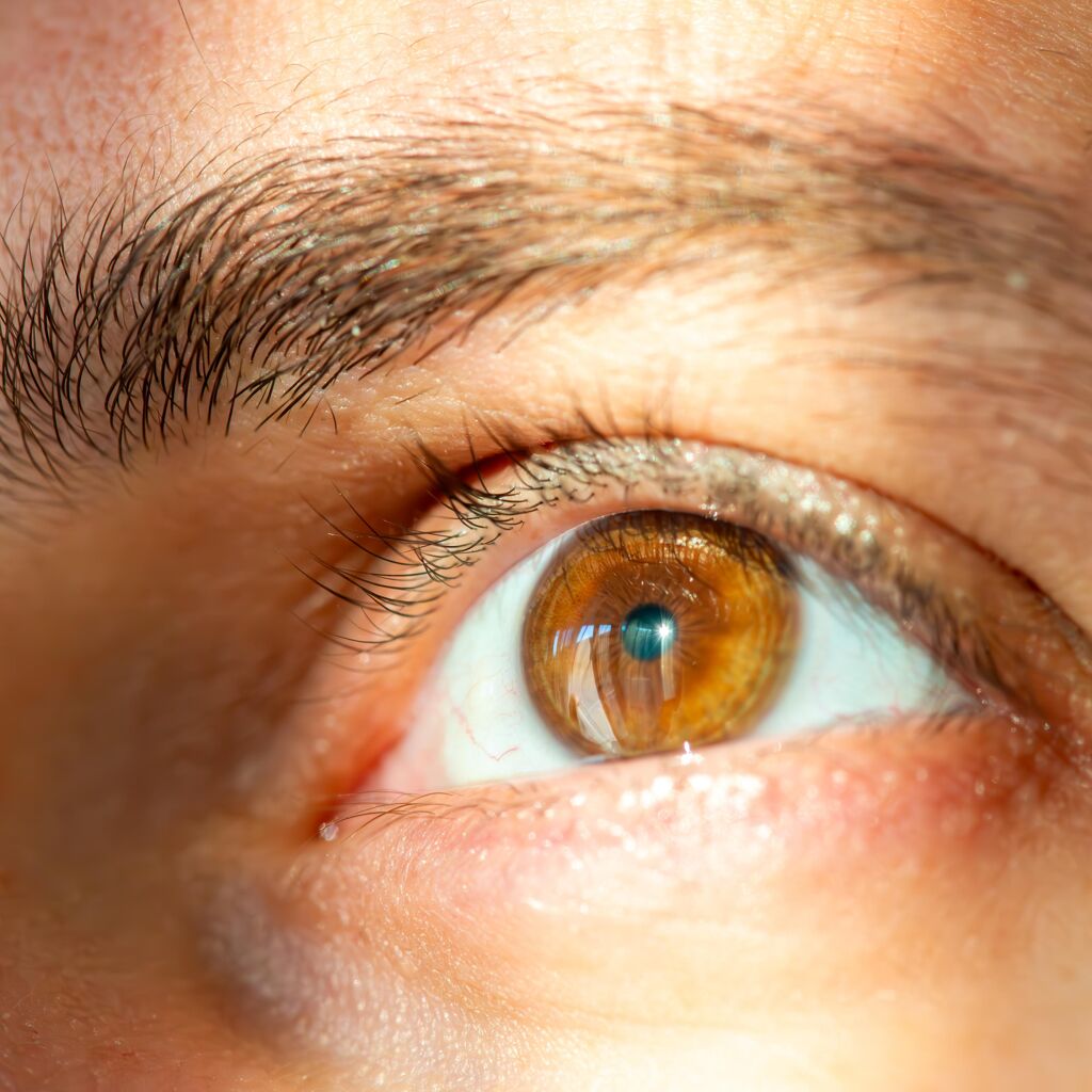 Yeux rouges chez bébé : causes, traitements et conseils